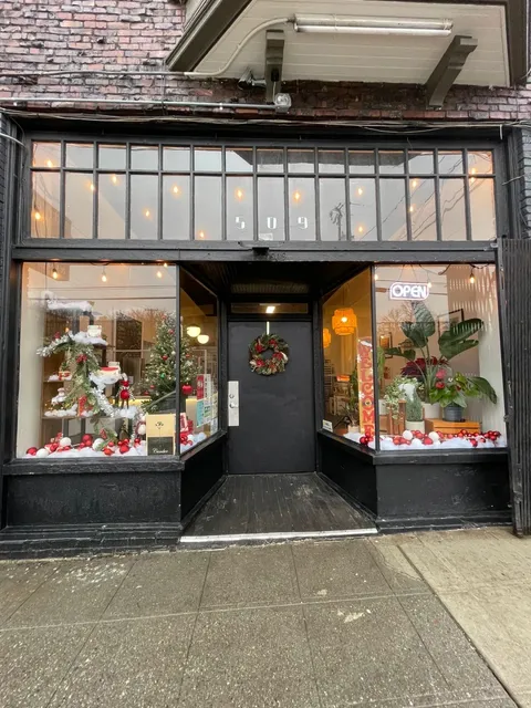 Seattle | Japanese Dessert & Coffee Shop – Giant Cream Puffs!