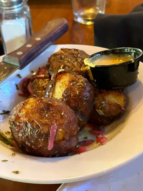 Charming German-Southern Fusion 🥨🍖