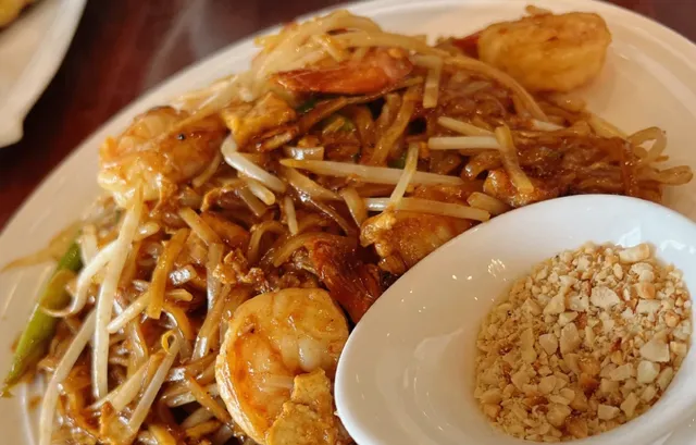 Edmonton | This 4.9-Star Thai Restaurant is a Local Favorite! 🥭