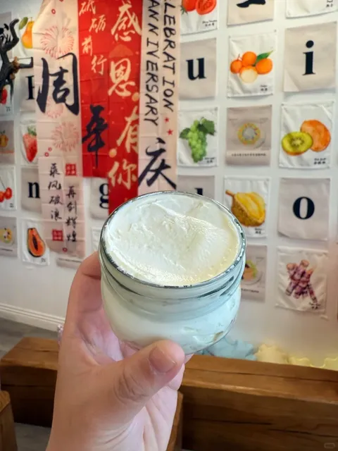 🍓 LA’s Got Fruit-Topped “Dry” Yogurt Bowls Too! 🥭