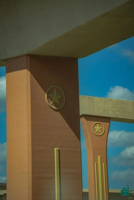 🏟️🔧 "I Thought I Was in North Korea! (But It's Just Dallas)" 🌉🤷♂️