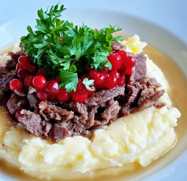 🇫🇮 Must-try reindeer meat and salmon soup