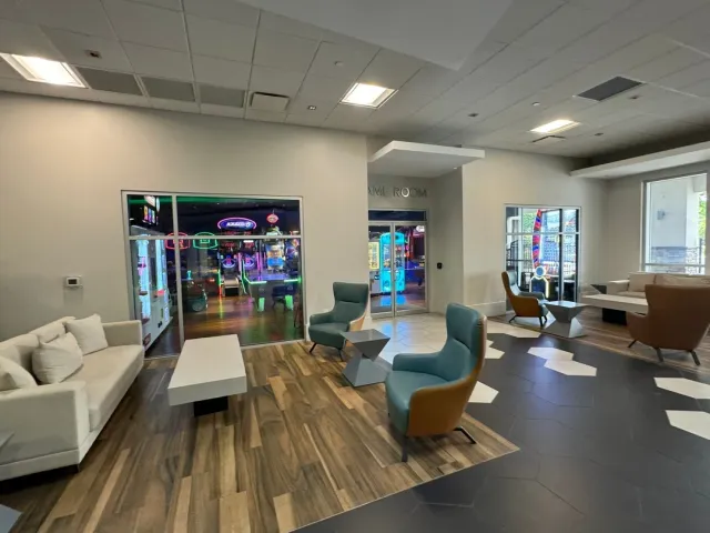 Impressive Lobby, Awesome Pool & Fantastic Location! 🌴✨