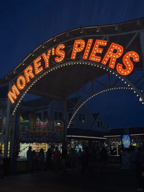 ​​🎡 A Seaside Amusement Park Straight Out of a Movie Scene​​
