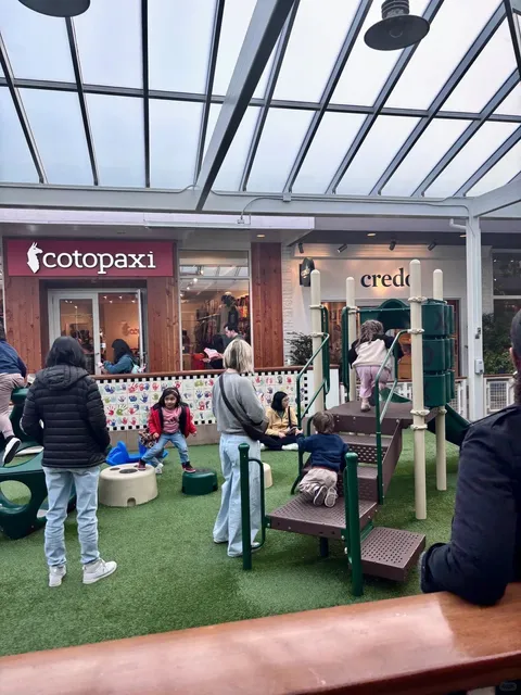 University Village: Seattle’s Ultimate Open-Air Shopping Escape! 🛍️