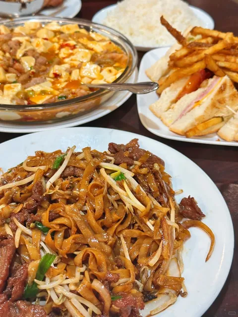 J J Hong Kong Cafe: The Affordable Go-To Spot! 🍛💰