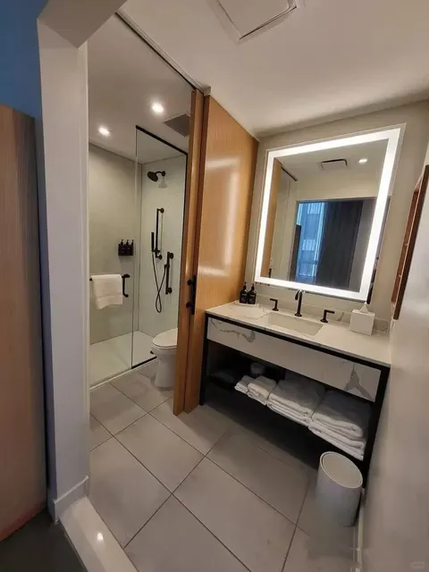 New Orleans Hotel 🥹 Free Breakfast & Right Next to Convention Center