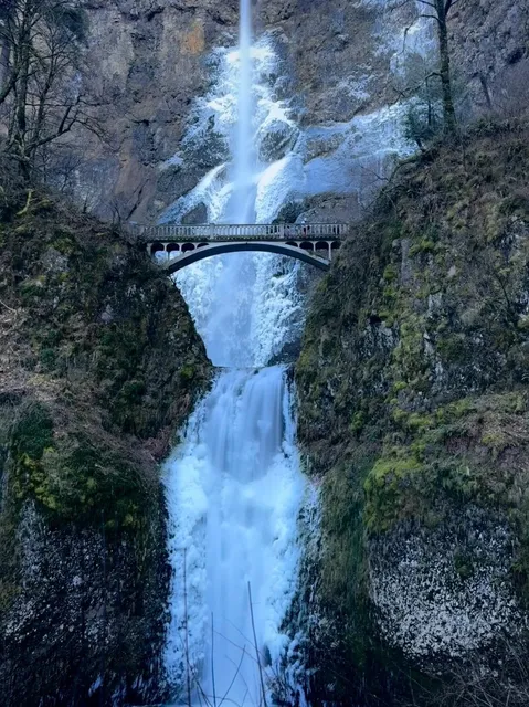 Portland’s Double-Tiered Waterfall: Step Into a Frosty Wonderland ❄️