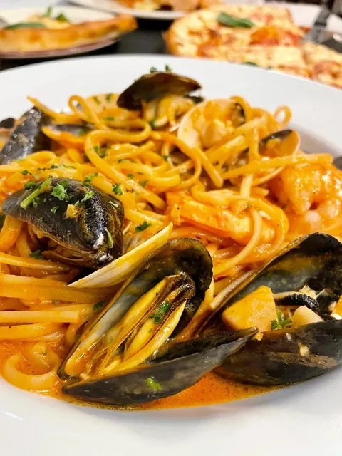 🇨🇧 ​​La Favorita: Ottawa's Little Italy Hidden Gem​​ 🍝💘