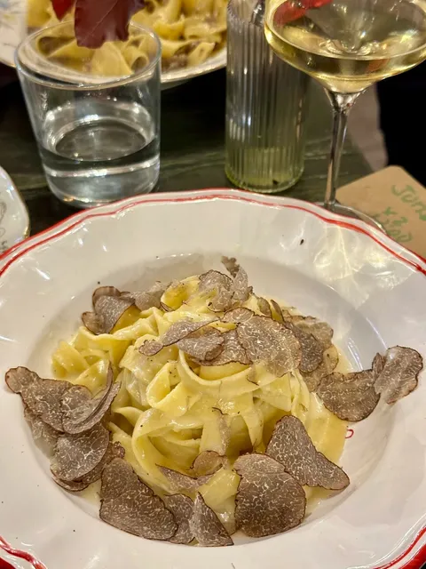 Ambient Handmade Pasta Restaurant Next to the Trevi Fountain in Rome