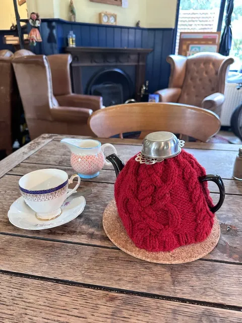 ​​🍵 London Tea Room Discovery | The Knitted Teapot in the Corner 🧣☕​