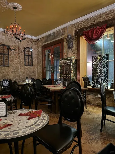 Vampire Café – A Quirky & Mysterious Bar-Restaurant in NOLA! 🩸