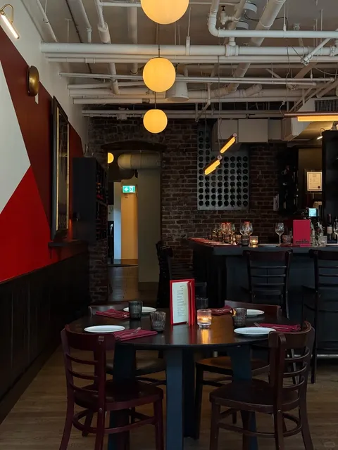 🇨🇦 Cozy Italian Hideaway Near Gastown 🍷