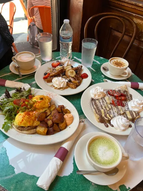 Boston's Delicious Brunch Spot: Cafe Bonjour 🍳☕