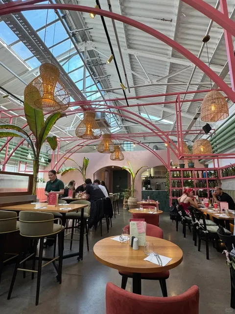 🇬🇧 Birmingham's Hidden Gem Café: Pink, Green & Industrial Chic！！！👍
