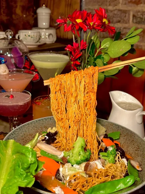 New Asian Fusion Spot in NYC Try the Gravity-Defying "Flying Noodles"!