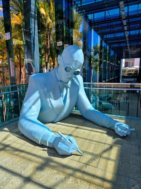 [Miami] A Luxury District That Rivals Beverly Hills' Rodeo Drive 🏟😅