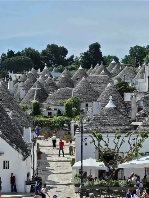 Emerging from the fairy tale world, the heavenly town of Alberobello 