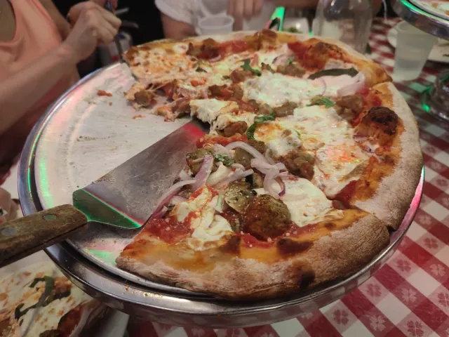 Lombardi's: The Legendary NYC Pizzeria! 🍕🇺🇸