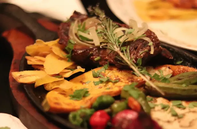 Dining in a City Without Wi-Fi: Trusting Your Nose, Gut, and Luck🇨🇺