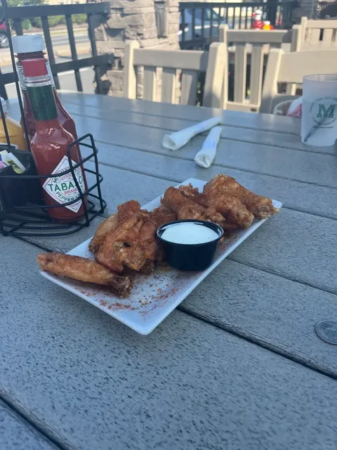 VA Beach | Giant Oysters for Just 75¢ at an Irish Pub! 🦪🍻