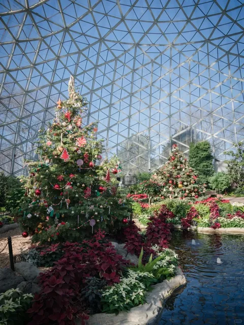 Milwaukee Area｜Mitchell Park Horticultural Conservatory (The Domes) 🌵
