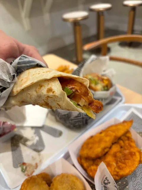 🍔 Wallace Chicken — Chinese Fast-Food Icon Lands in Walnut!