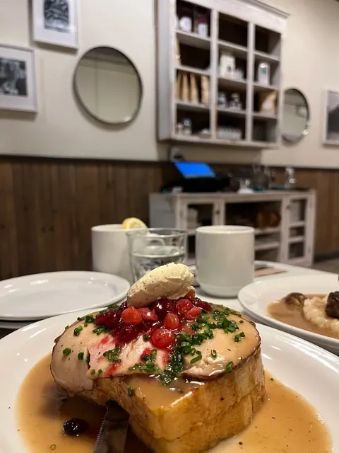 The Legendary Toronto Brunch Spot Tourists Can't Miss! 🥞👑