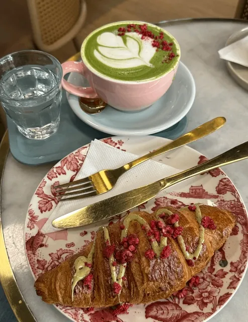 The coconut milk - braised mutton is very tender.