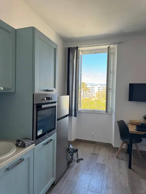 🇫🇷 Affordable Seaside Studio in Nice | Steps from the Beach!