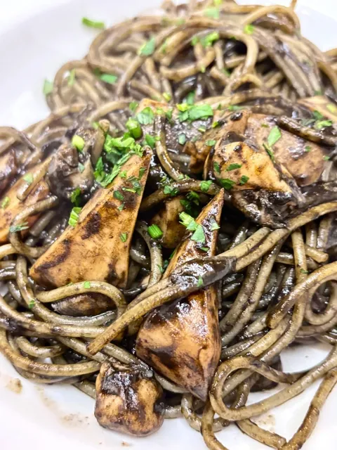Venice | Where Locals Queue for Squid Ink Pasta 🦑