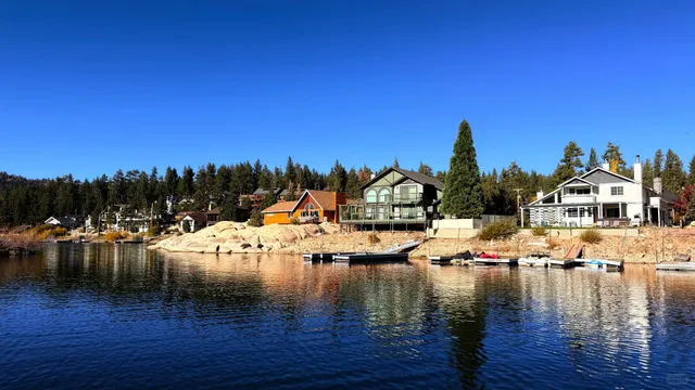 🐻 Just caught the tail end of late autumn at Big Bear Lake! 🍂