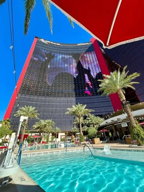 The ONE Hotel in Vegas You Can Book Blindfolded! 😎 