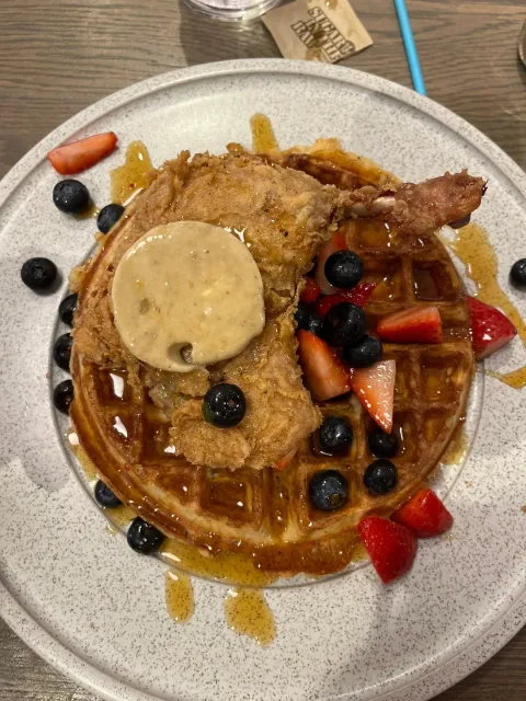 Bar Seats + Brunch Time = The Best Service! 🍳🍹