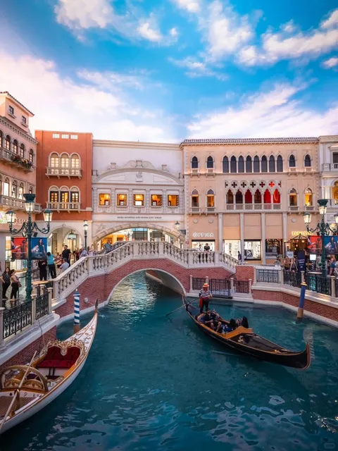 🏰 The Venetian: Vegas’ Fake Venice That’s Real Magic 🛶