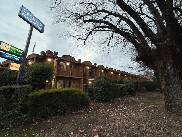 🏨 Cathedral Motor Inn Review | Bendigo Hidden Gem!