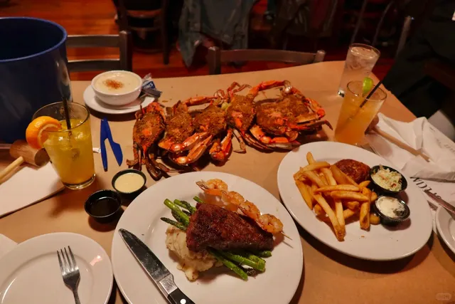 Must-try seafood with lake views in Baltimore 🍤🦀🦞