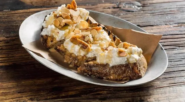 A Breathtaking Lakefront Restaurant on Long Island, New York 🌊