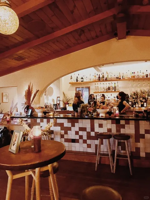 Los Angeles ｜ Super Chill Flower-Filled Bistro 🌺🍺