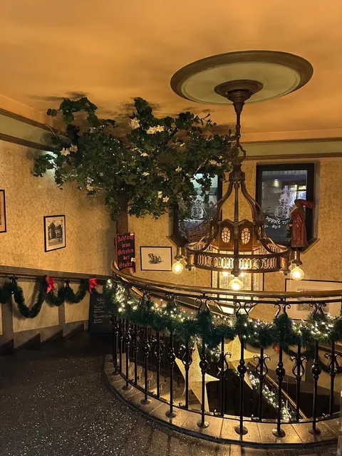 🍖 Berlin Food Spotlight | Must-Try Pork Knuckle in the Capital!