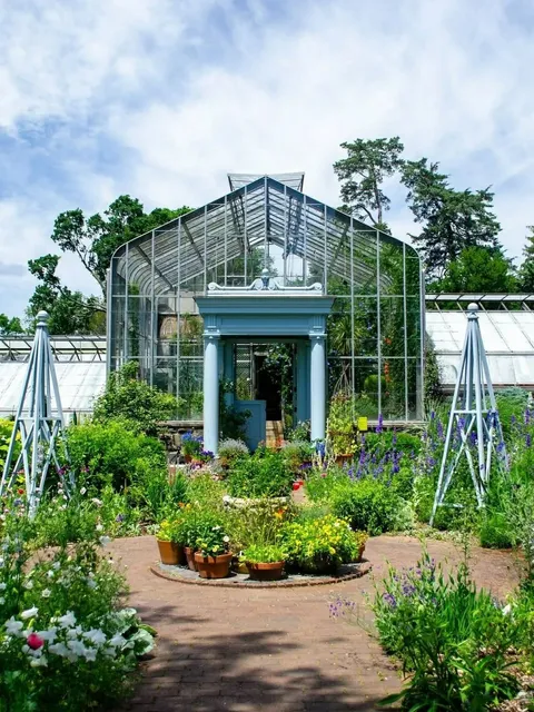 Escape to Wave Hill: A Car-Free NYC Garden Oasis! 