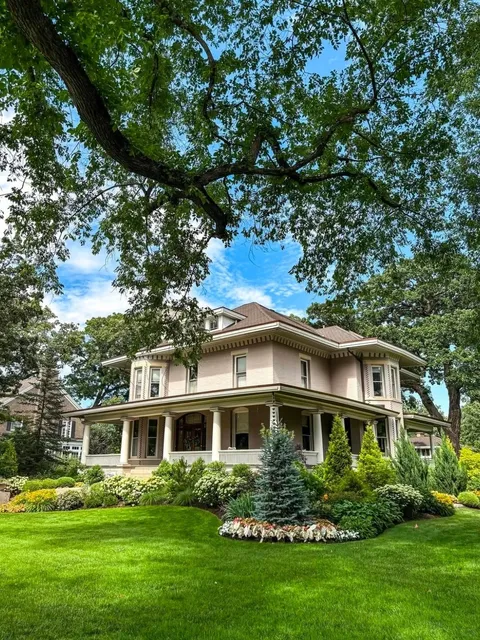 🏛️ Wright Fanatic's Pilgrimage to Oak Park! 🚶♂️✨  