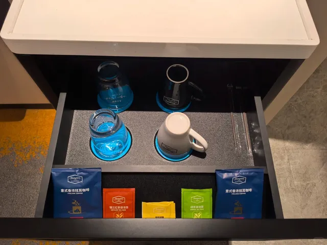 🌴🌵 Hampton by Hilton Yibin High-Speed Rail Station: A 9/10 Stay!