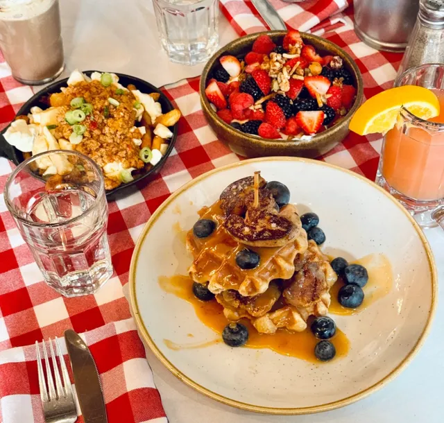 Quebec City's Coziest Brunch | La Buche 🍁🍳