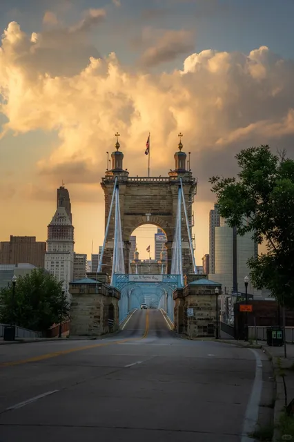 Cincinnati: A Glimpse of Fading Grandeur 🌆