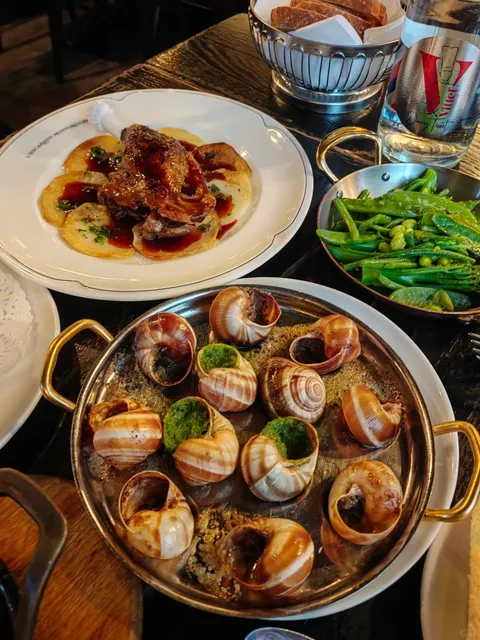 🐌 First Meal in Paris? Try This Snail Specialist! 🐌