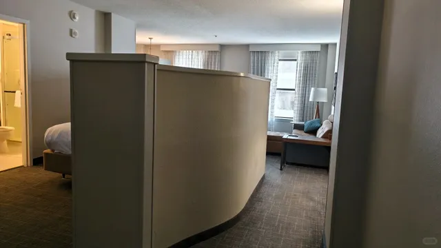 🏨 Staying in a Memphis Hotel Older Than My Life 🕰️