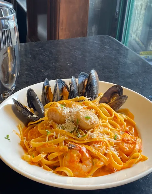 🍽️ Quebec City Solo Dining Guide – Top 5 Must-Try Spots