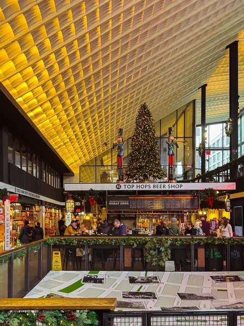 Manhattan’s Stylish Food Market: Essex Market 🍔