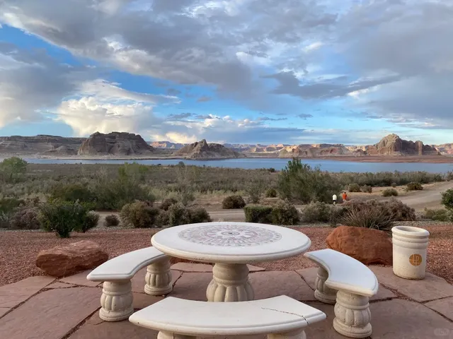 Lake Powell: A Golden-Edged Desert Jewel 🌅💎